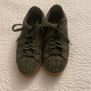 Womens Dark green platform Puma V2 sneakers size 7.5